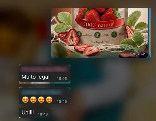 Print do WhatsApp. Clientes respondem “Muito legal” e com emojis ao ver a embalagem de chips de morango