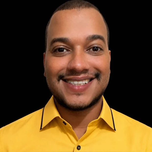 Saulo Gomes, designer da Orbe Label, de camisa amarela